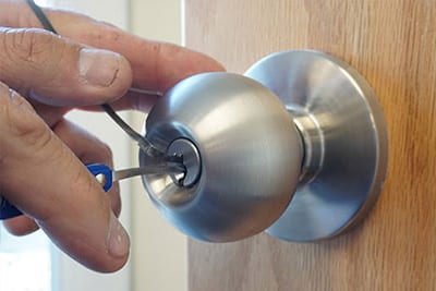 picking a doorknob lock with professional tools